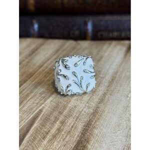 Cream Enamel Statement Ring Silver Tone Floral Design Size 8‎